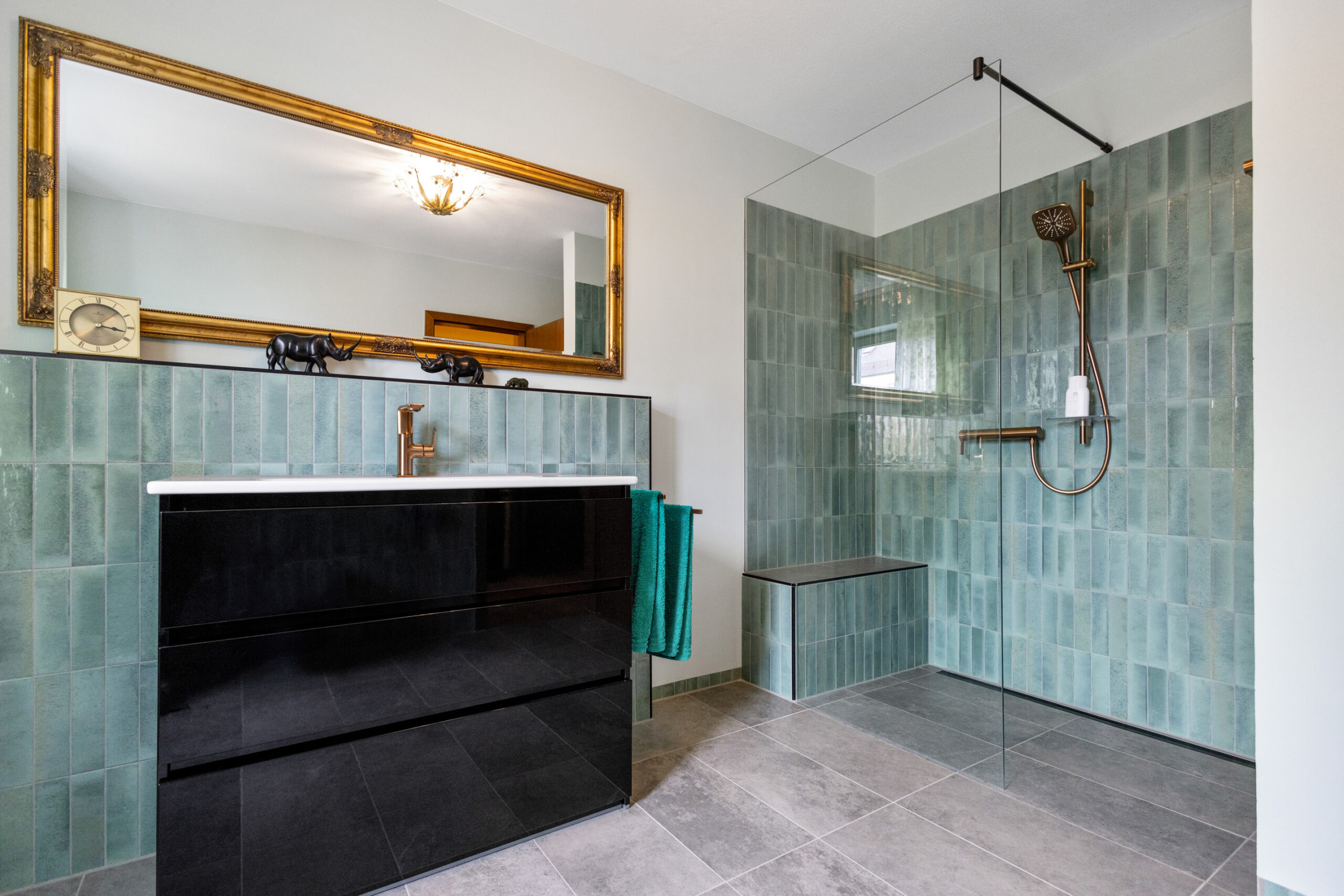 Modernes Badezimmer mit heller Fliese und stilvoller Badewanne nach Komplettsanierung