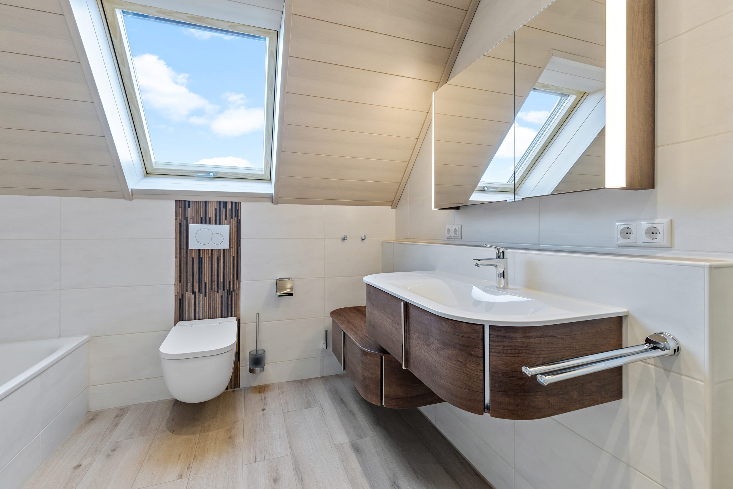 Helles modernes Bad mit Waschbecken und Spiegel